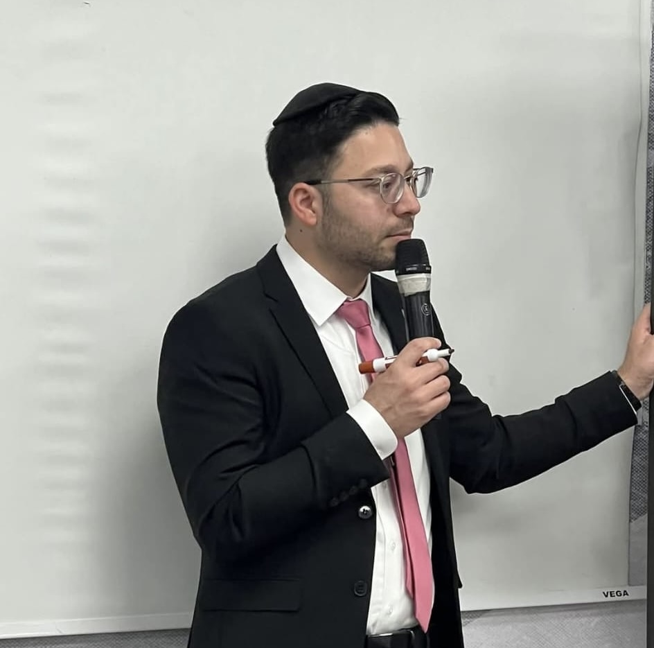 יהונתן וינטר עם מיקרופון